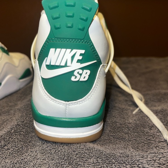 Jordan 4 Nike SB (Used) - Picture 7 of 10